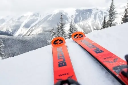Un echipament de ski pentru copii sau adulti nu poate exista fara cea mai buna pereche de schiuri pentru partie!